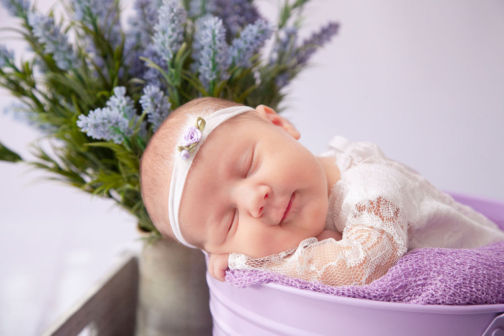 Neugeborene BabyGirl aus Köln in Lohmar Newbornshooting bei Carina Rosen