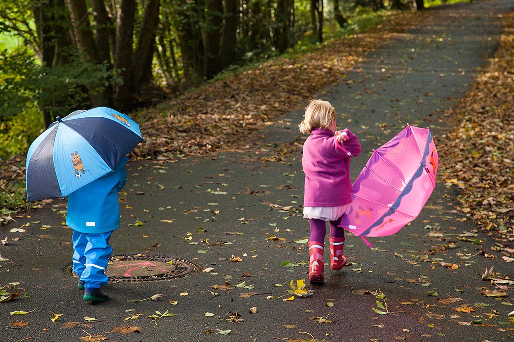 Carina Rosen Fotograf Lohmar Kinderfotografie Kinder Köln Regenschirm Herbst