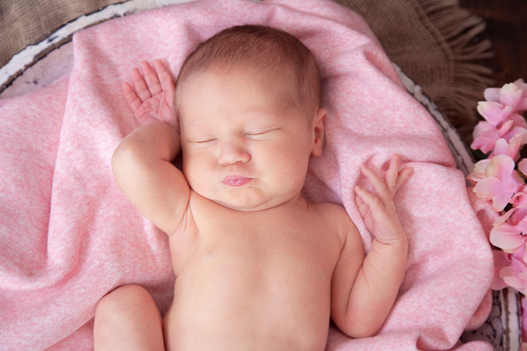 Carina Rosen-Fotografin-Lohmar-Babybauch-Schwangerschaft-Babybauchfotografie-Neugeborenenfotografie-Neugeborene-BabyfotografinKöln-noch müde