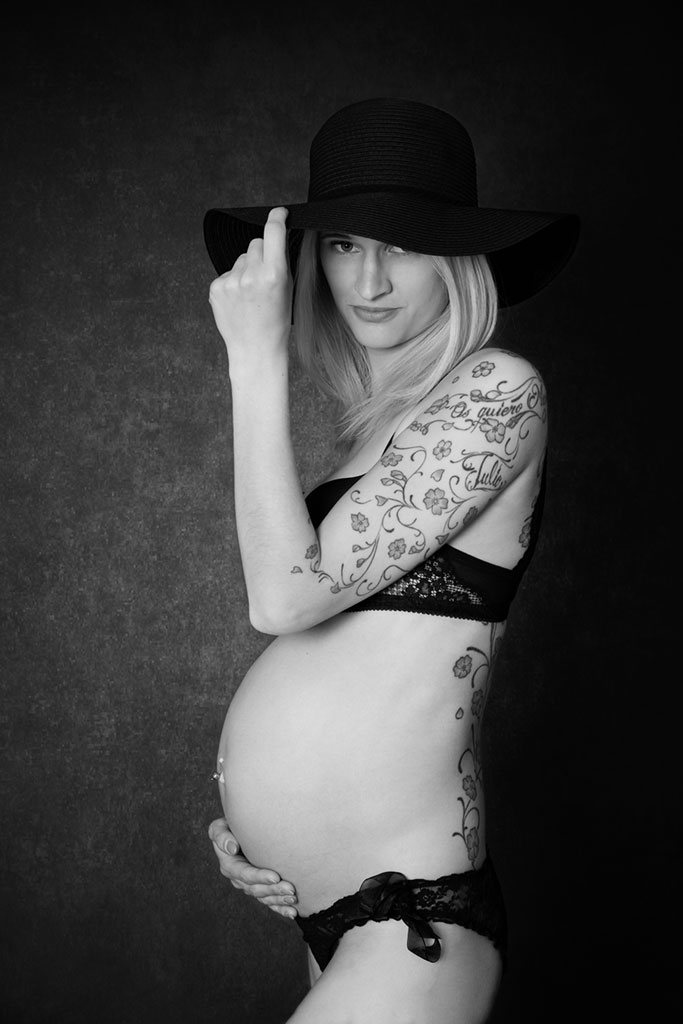 Mama mit Hut, Babybauch schwarz weiß Schwangerschaft Köln