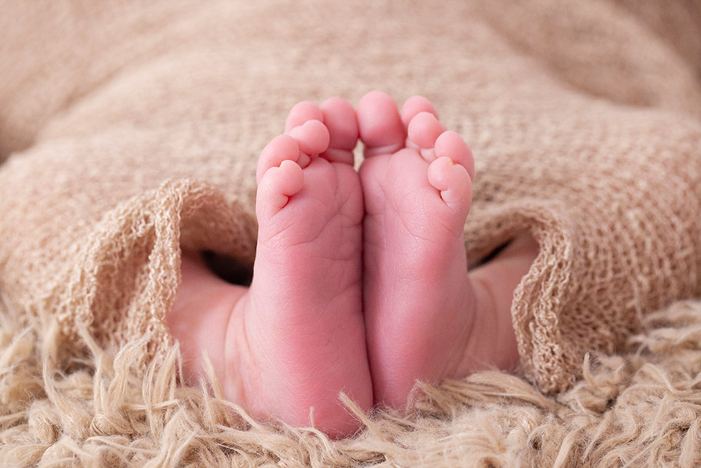 Neugbeorene-Babyfüße-Köln-Lohmar-Neugeborenenfotografie-Newborn-Familienfotografie