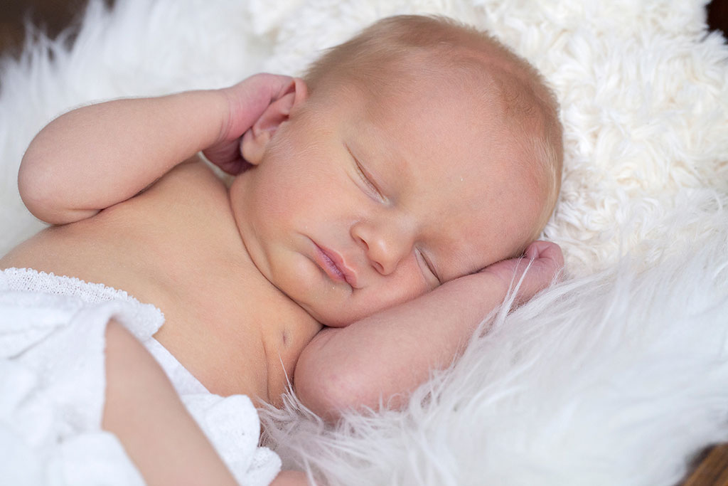 Neugbeorene-BabyBoy-1-Köln-Lohmar-Neugeborenenfotografie-Newborn-Familienfotografie