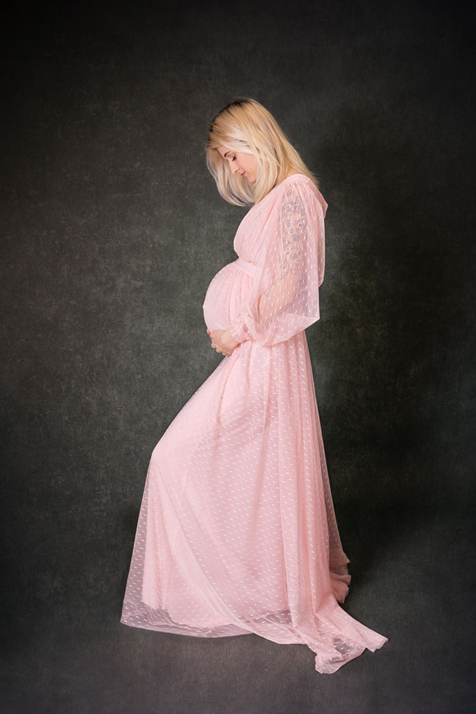 Schöner Babybauch im rosa kleid Mama aus Köln bei mir in Lohmar by Carina Rosen Fotografie