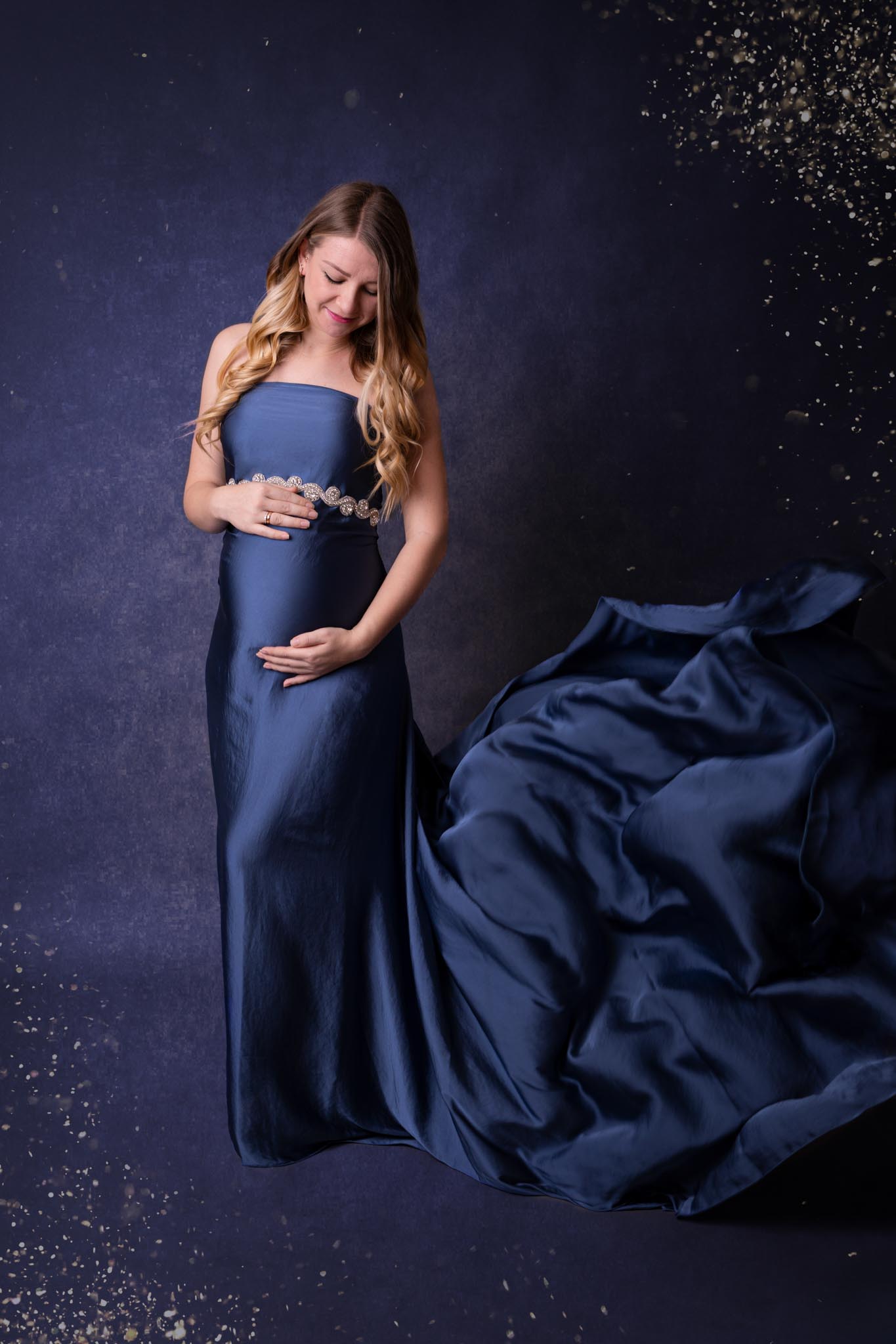 Schwangere in einem blauen Tuch vor dunkelblauen Hintergrund mit Glitzer. in der nähe von Overath von Fotografie Carina Rosen
