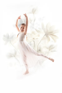 Prima Ballerina am tanzen vor einem Blumenhintergund