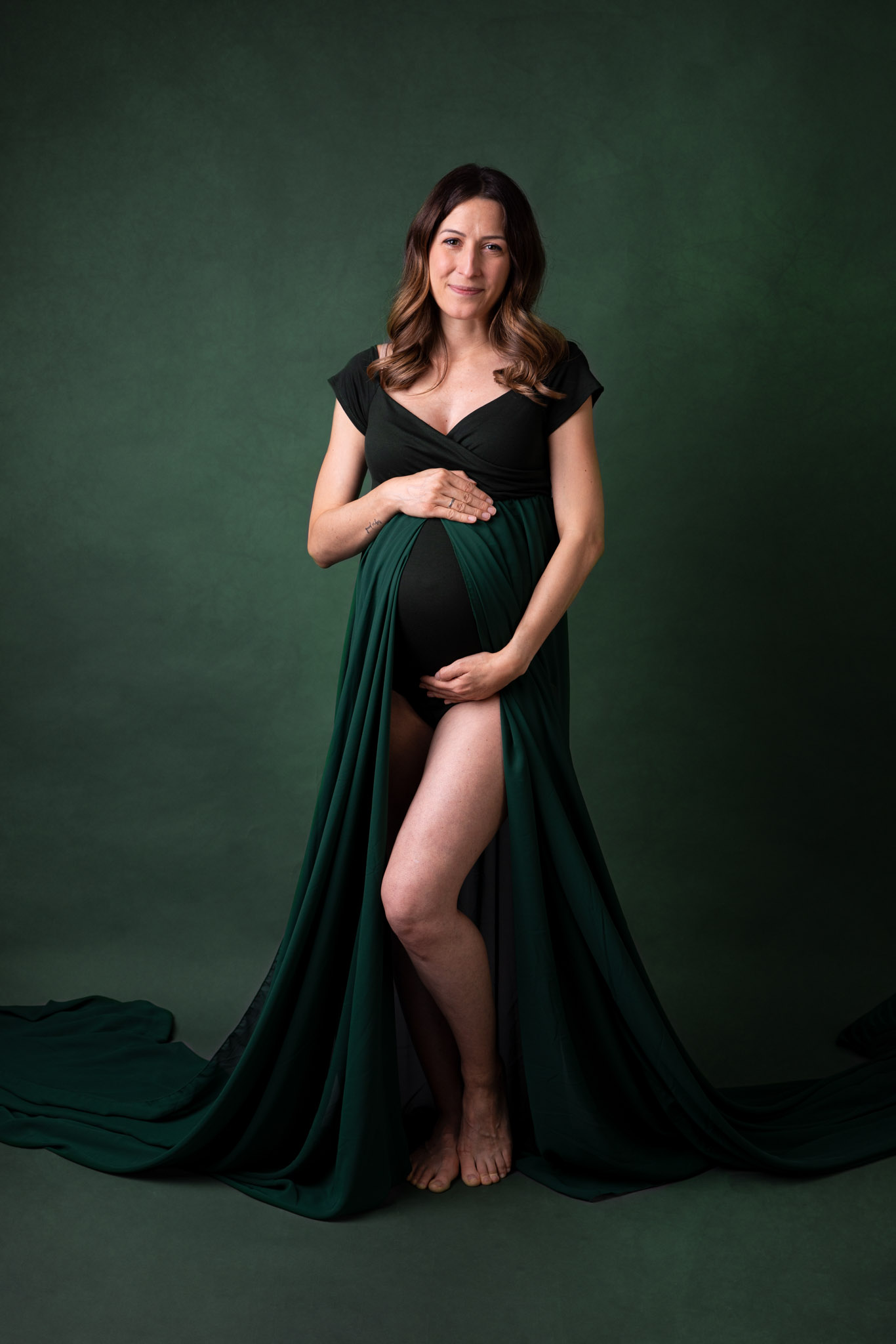 Schwangere im grünen Kleid vor grünen Hintergrund in der nähe von Köln von Fotografie Carina Rosen