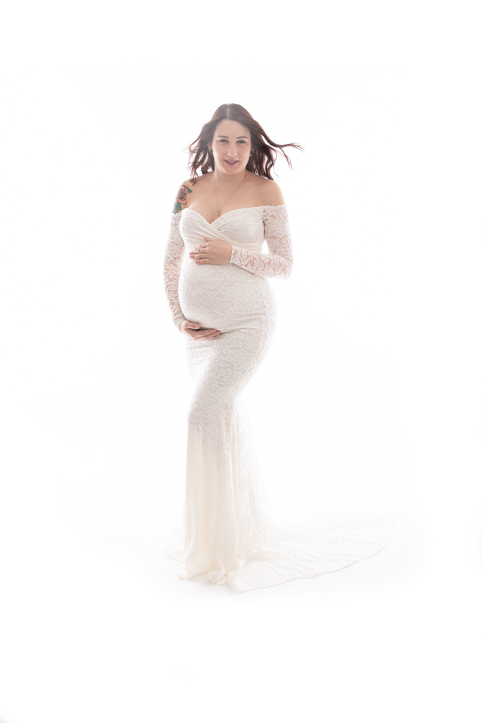 schwangere im weißen kleid, babybauchfotos koeln, carina rosen fotografin bei overath