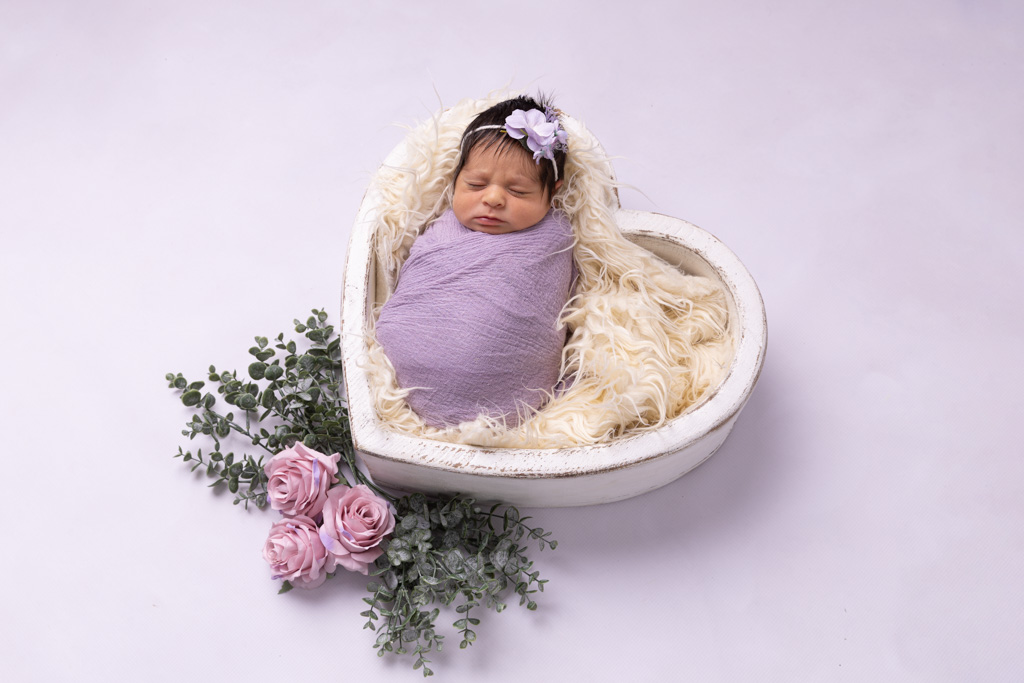 Babymädchen liegt in einer Schale und schläft