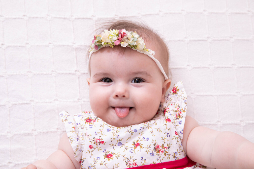 Baby streckt die zunge raus, fotostudio lohmar