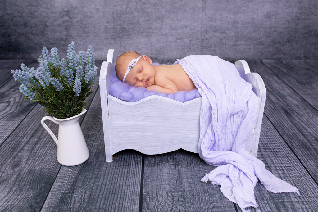 Mädchen liegt in einem weißen Bett und schläft