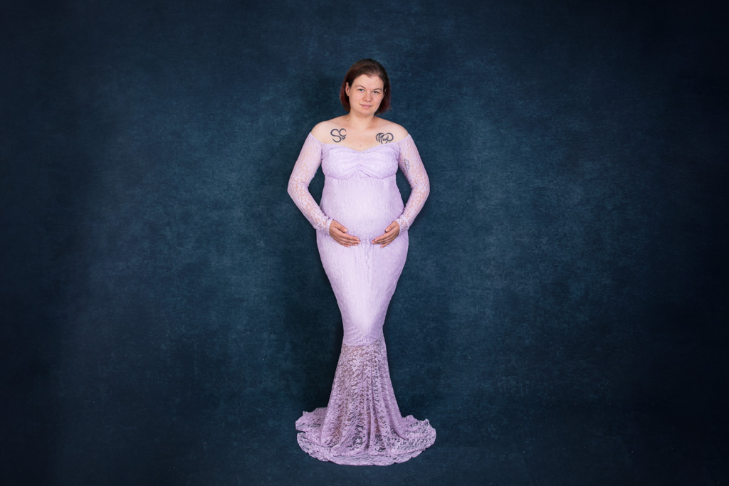 Schwangere im fliederfarbenem Kleid