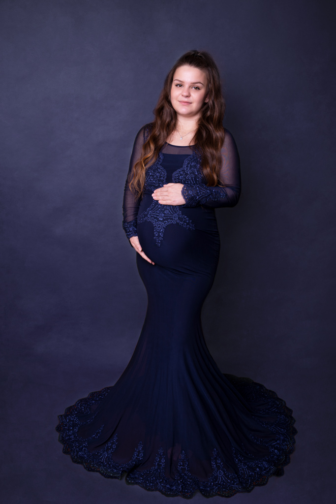 Schwangere im blauen Kleid vor blauem Hintergrund, Kleid mit Spitze, Babybauchshooting Köln, Lohmar Carina Rosen